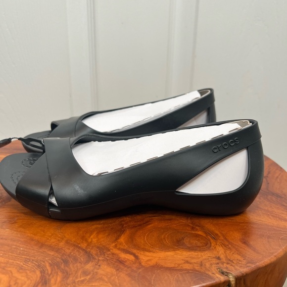 Crocs Women's Serena Flat Black Slip On Open Toe Sandals Size 4 Casual NEW - Picture 3 of 9
